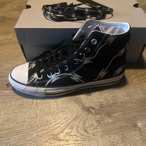 ONLY ONE LEFT SHOE converse razor wire size 7 in men’s size 9 in women’s